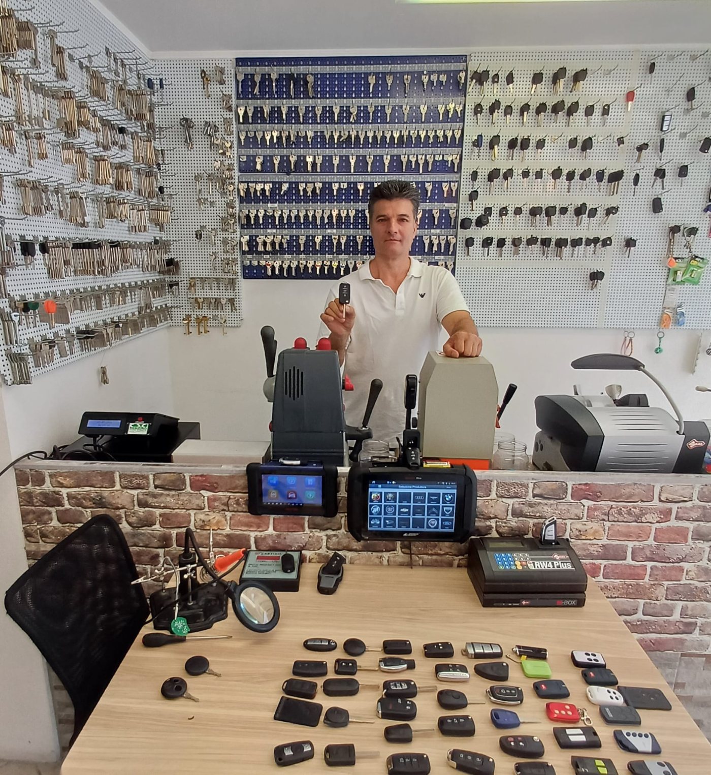Il titolare della bottega con una chiave auto