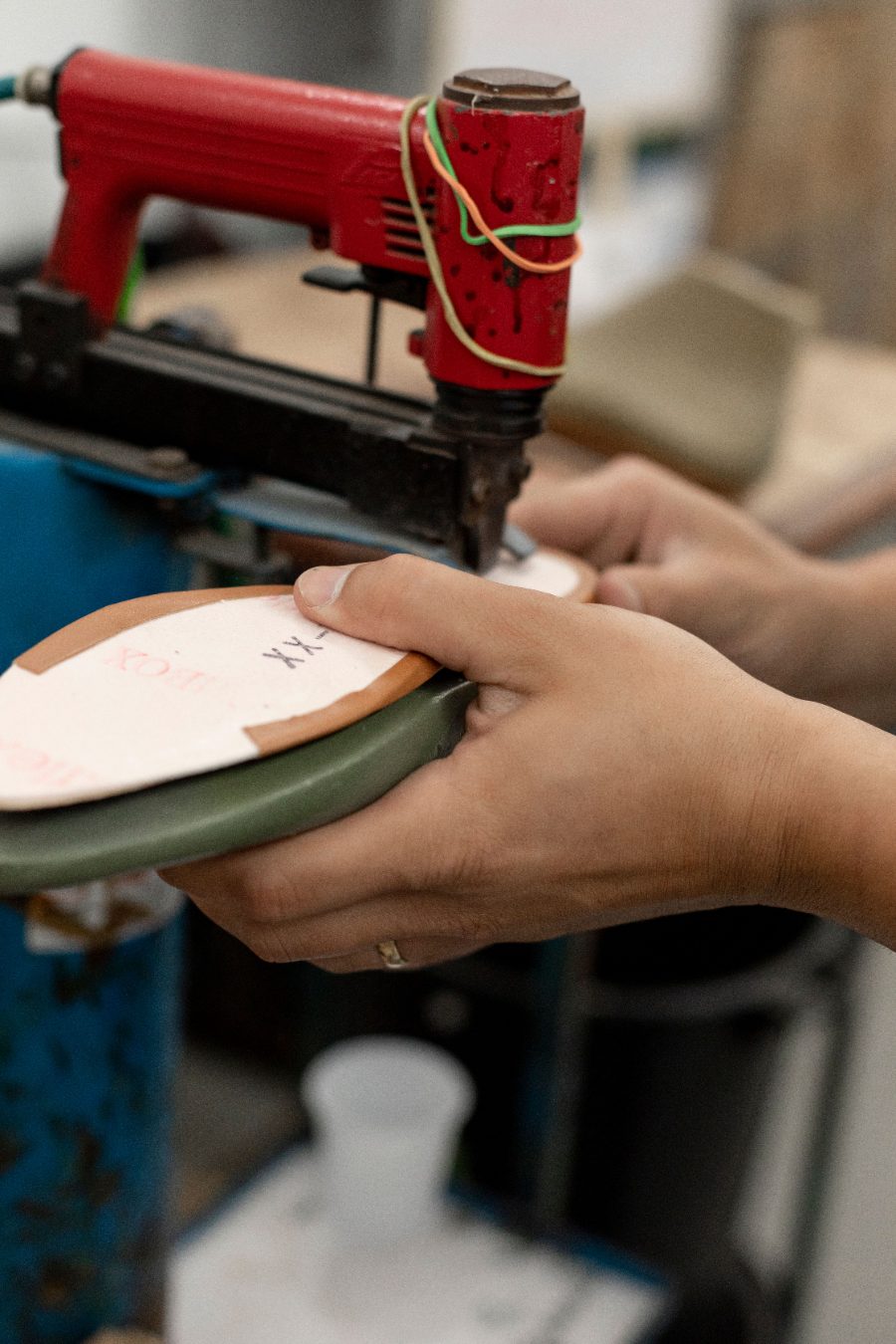 Banco da lavoro del calzolaio con scarpe in riparazione