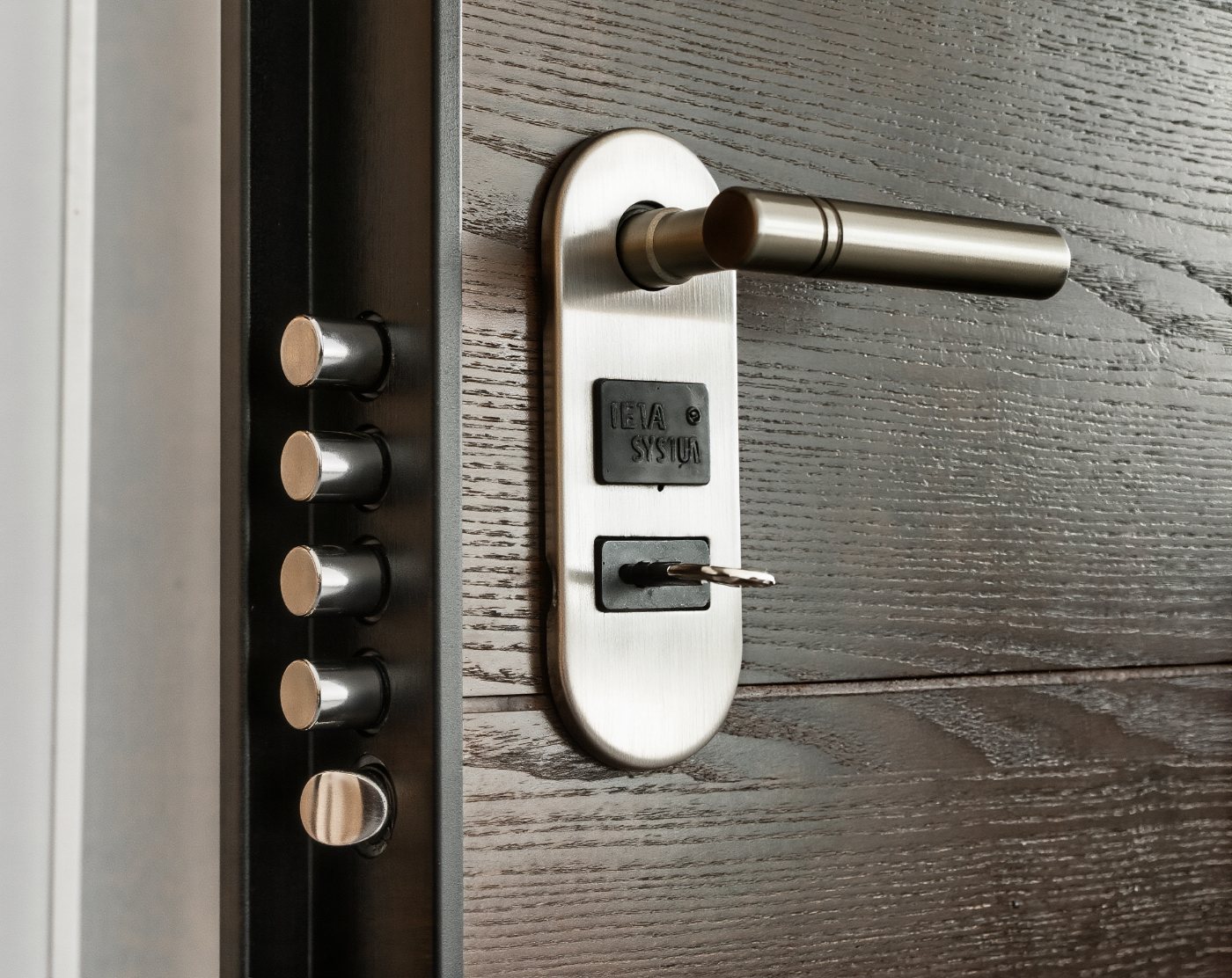 Serratura e maniglia di una porta blindata con chiave inserita